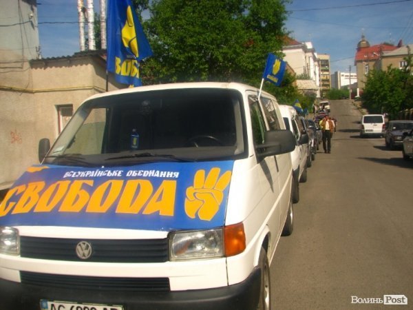 Луцьком проїхалася автоколона на честь зниклої республіки. ФОТО