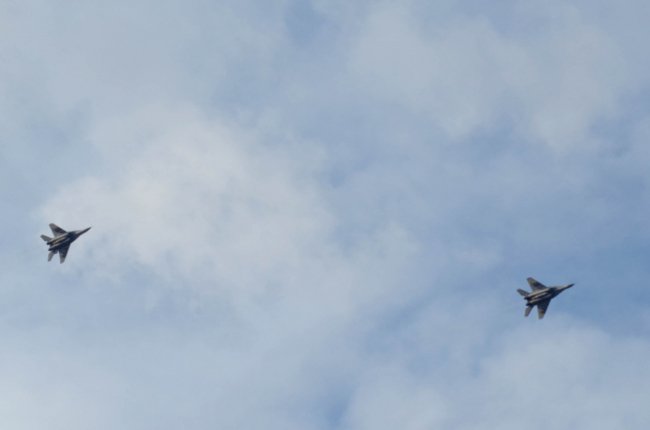 «Атакують» наземні цілі і відпрацьовують складний пілотаж: у небо над Волинню піднялися винищувачі