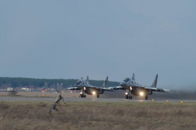 «Атакують» наземні цілі і відпрацьовують складний пілотаж: у небо над Волинню піднялися винищувачі