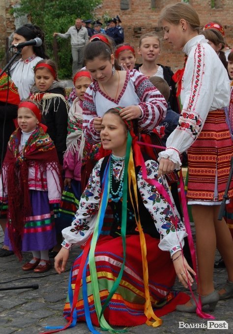 У Луцьку хотіли скласти найдовший рушник, але не змогли. ФОТО 