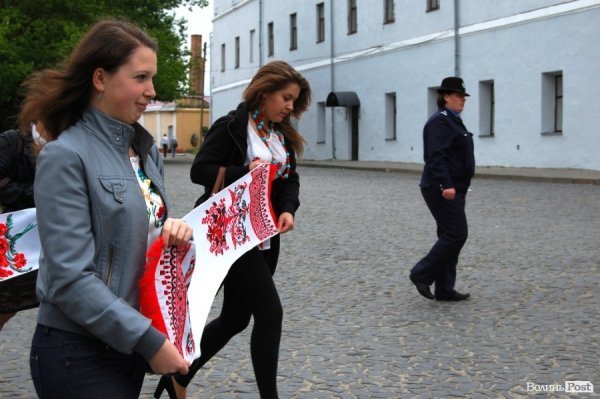 У Луцьку хотіли скласти найдовший рушник, але не змогли. ФОТО 