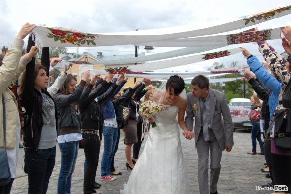 У Луцьку хотіли скласти найдовший рушник, але не змогли. ФОТО 