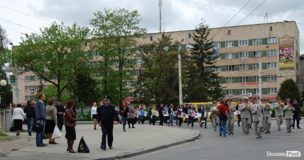 У Луцьку хотіли скласти найдовший рушник, але не змогли. ФОТО 