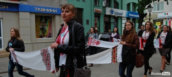 У Луцьку хотіли скласти найдовший рушник, але не змогли. ФОТО 