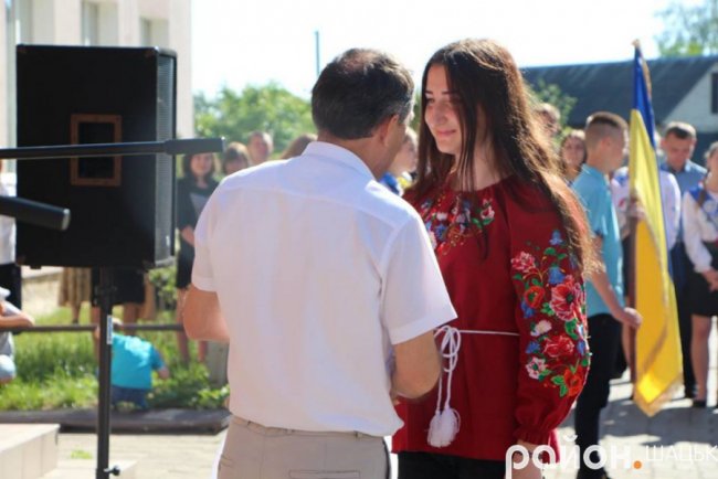 Волинські випускники зворушливо подякували вчительці