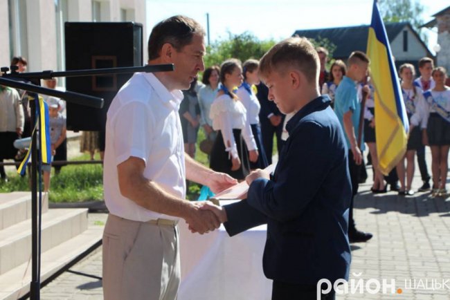 Волинські випускники зворушливо подякували вчительці