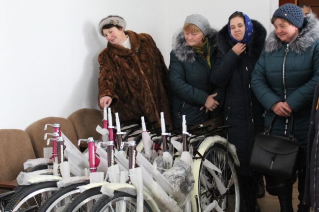Соцпрацівникам волинської громади придбали новенькі велосипеди. ФОТО