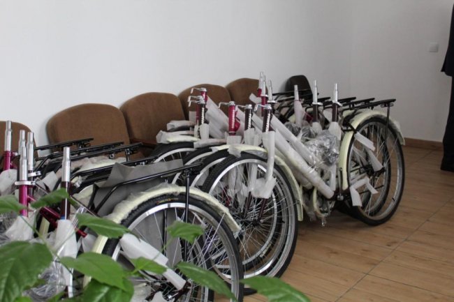 Соцпрацівникам волинської громади придбали новенькі велосипеди. ФОТО