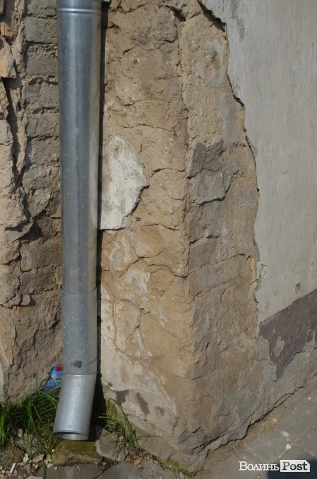 Історія без терміну давності: за мешканців аварійного будинку «взялися» у Луцькраді. ФОТО