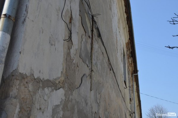 Історія без терміну давності: за мешканців аварійного будинку «взялися» у Луцькраді. ФОТО