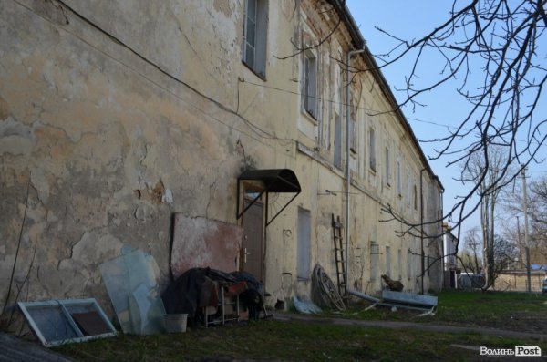 Історія без терміну давності: за мешканців аварійного будинку «взялися» у Луцькраді. ФОТО
