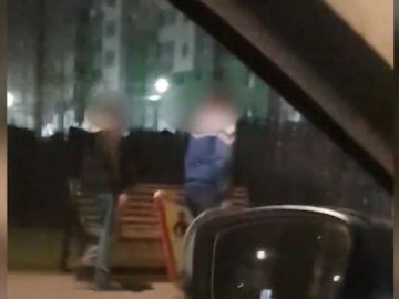 Хотіли додати романтики в прогулянку: у Луцьку засікли пару, яка прихопила з собою дорожні знаки. ВІДЕО