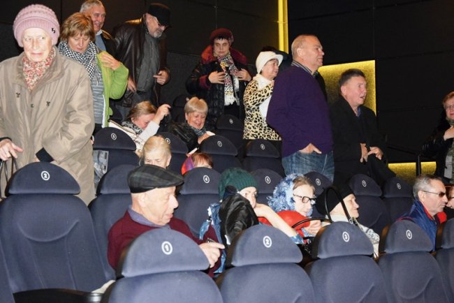 У Луцьку пенсіонери безкоштовно подивилися фільм «Богемна Рапсодія»