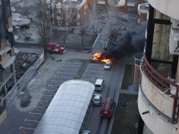 У центрі Києва вибухнув Lexus. ФОТО