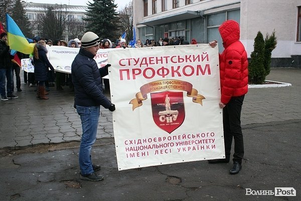 Студенти СНУ мітингували під головним корпусом. ФОТО