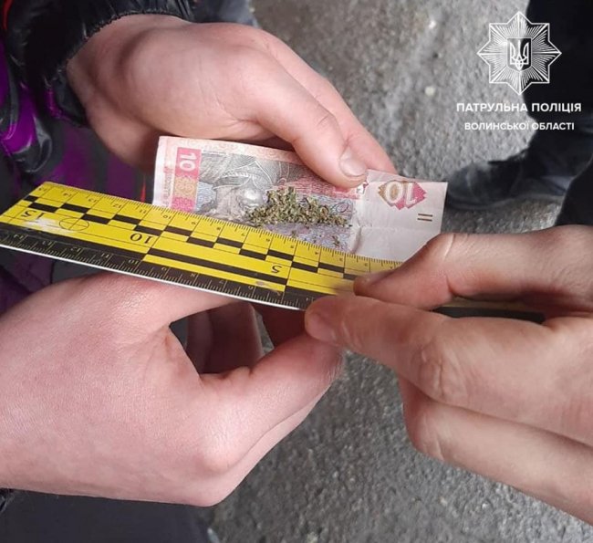 У 19-річного водія у Луцьку поліцейські знайшли наркотики. ФОТО