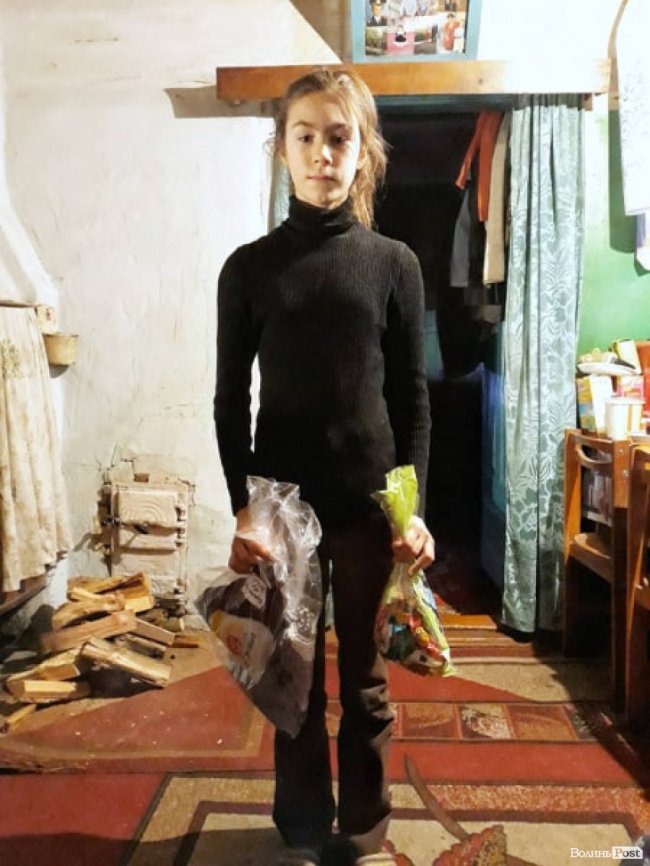 Волинянка роздала подарунки дітям та пенсіонерам