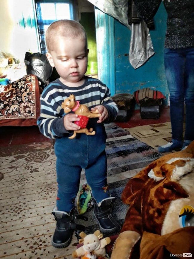 Волинянка роздала подарунки дітям та пенсіонерам