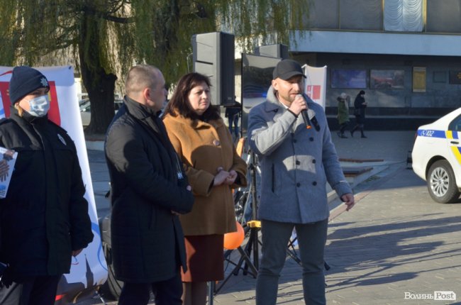 Їх більше немає: у центрі Луцька розмістили арт-інсталяцію із взуття, яке символізує жертв насильства