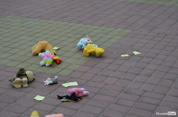 Під стінами Волинської ОДА мітингувала молодь. ФОТО