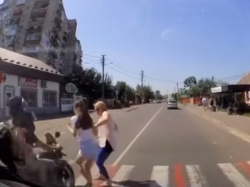 У місті на Волині мотоцикліст ледь не наїхав на жінку та дівчину, які на «зебрі» переходили дорогу. ВІДЕО