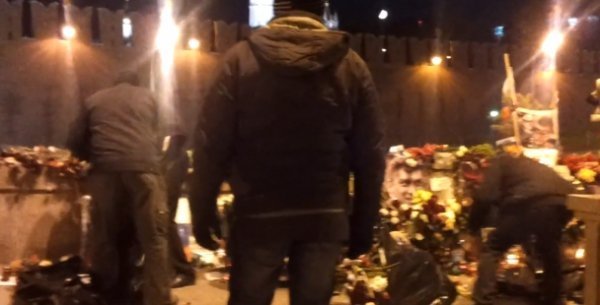 Невідомі особи спаплюжили місце убивства Бориса Немцова в Москві. ФОТО. ВІДЕО