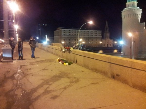 Невідомі особи спаплюжили місце убивства Бориса Немцова в Москві. ФОТО. ВІДЕО