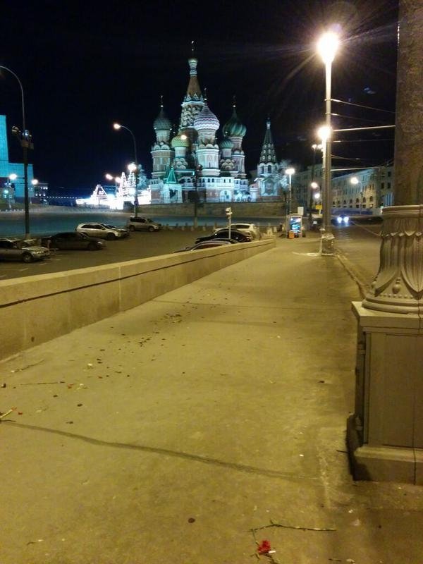 Невідомі особи спаплюжили місце убивства Бориса Немцова в Москві. ФОТО. ВІДЕО