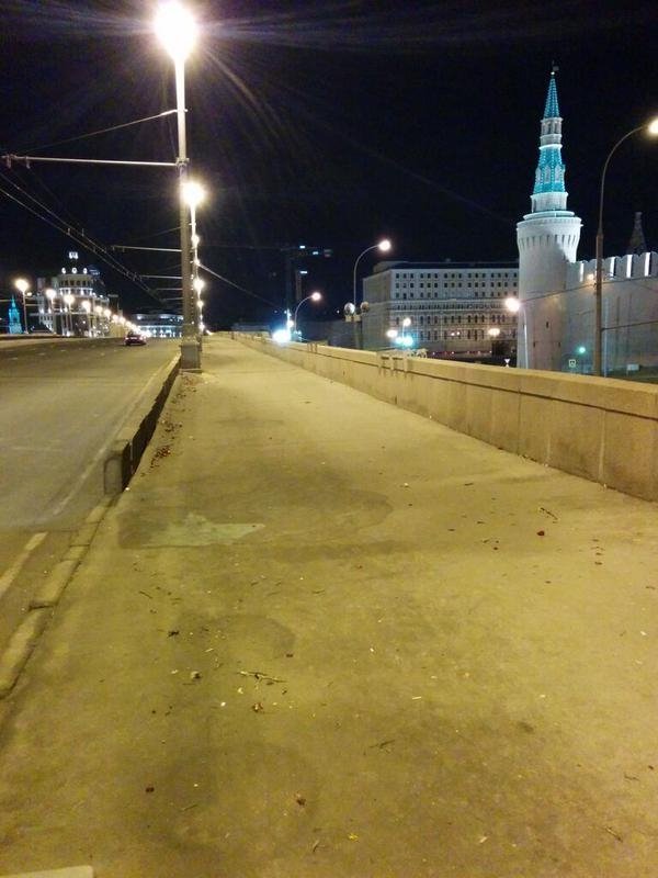 Невідомі особи спаплюжили місце убивства Бориса Немцова в Москві. ФОТО. ВІДЕО