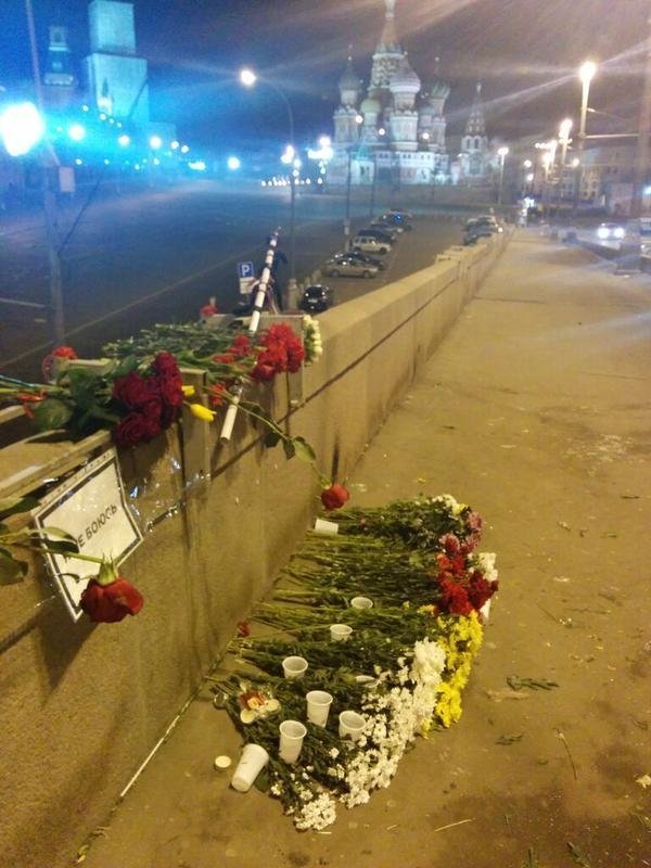 Невідомі особи спаплюжили місце убивства Бориса Немцова в Москві. ФОТО. ВІДЕО