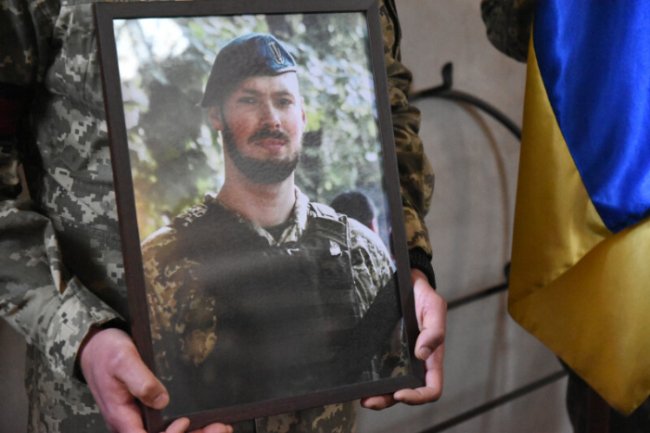 Луцьк попрощався із загиблим під Ірпенем матросом Михайлом Приступою