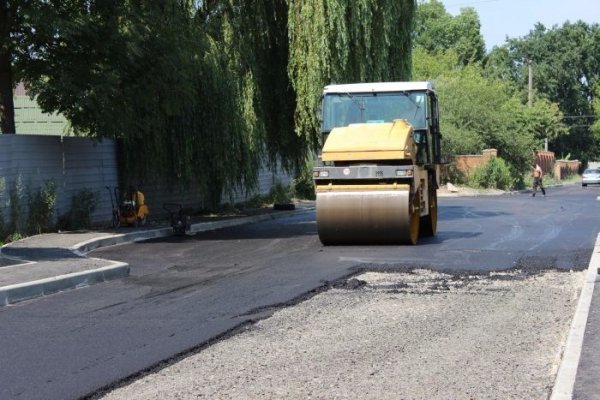 У Луцьку триває ремонт доріг та тротуарів. ФОТО