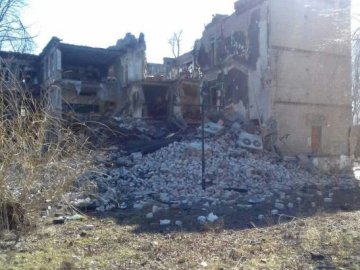 Росіяни вдарили ракетами по школі в Авдіївці: загинула мешканка