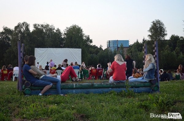 Дві сотні лучан дивилися кіно просто неба