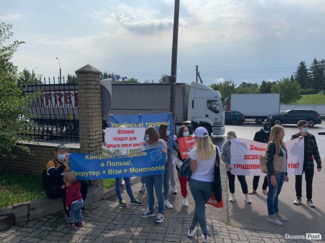 У Луцьку – мітинг біля Генконсульства Польщі, журналістів просили долучитися «для кількості» 