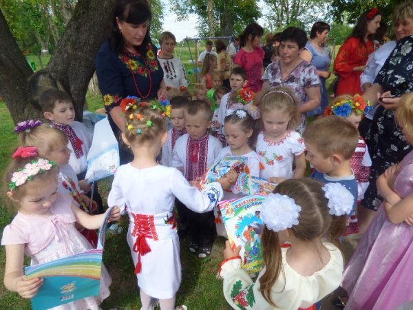 Завдяки фонду «Прибужжя» у сільських дітлахів з'явився ігровий майданчик. ФОТО