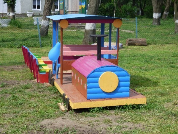 Завдяки фонду «Прибужжя» у сільських дітлахів з'явився ігровий майданчик. ФОТО