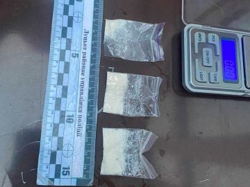 У Луцьку патрульні затримали чоловіка, який розповсюджував наркотики. ФОТО