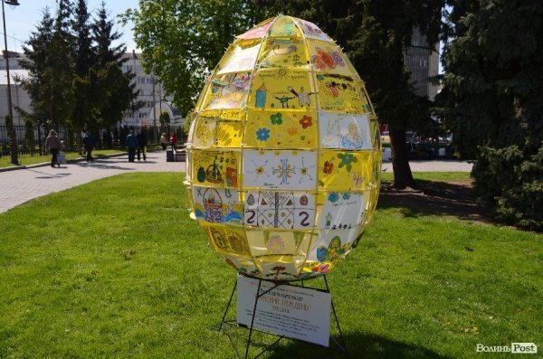 У Луцьку створили великі пасхальні яйця з малюнків. ФОТО
