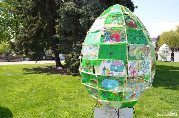 У Луцьку створили великі пасхальні яйця з малюнків. ФОТО
