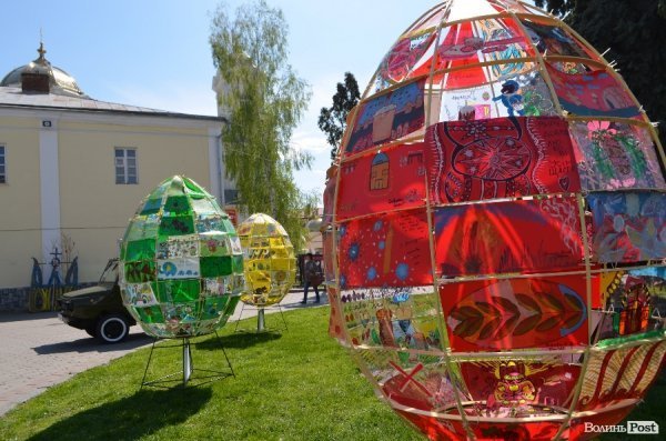 У Луцьку створили великі пасхальні яйця з малюнків. ФОТО