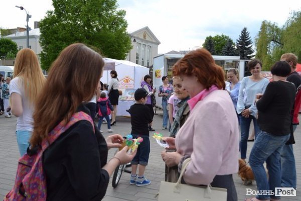 Лучанок вітали з Днем матері. ФОТО