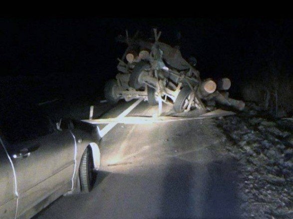 Жахлива аварія на Житомирщині: колоди з лісовозу влетіли у автобус з пасажирами  