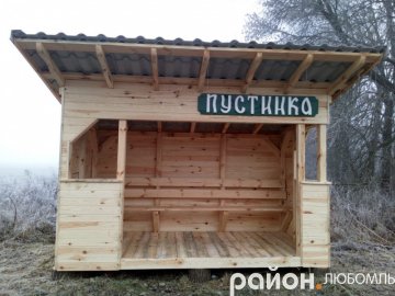 Волинські лісівники продовжують виготовляти та встановлювати зупинки. ФОТО