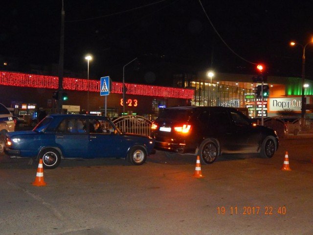 Наче в анекдоті: в Луцьку ВАЗ в'їхав у BMW