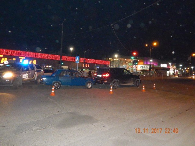 Наче в анекдоті: в Луцьку ВАЗ в'їхав у BMW