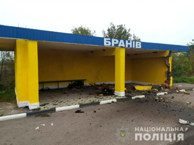 На Рівненщині водій вдарив себе ножем, а потім в’їхав у зупинку. ФОТО, ВІДЕО