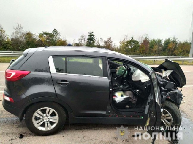 На Рівненщині водій вдарив себе ножем, а потім в’їхав у зупинку. ФОТО, ВІДЕО