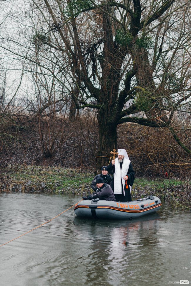 Водохреще у Луцьку: освячення води в річці Стир та занурення лучан. ФОТОРЕПОРТАЖ