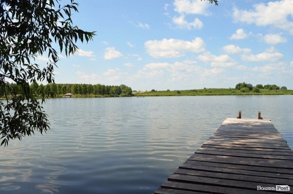 З кладки можна і стрибати, і просто посидіти.